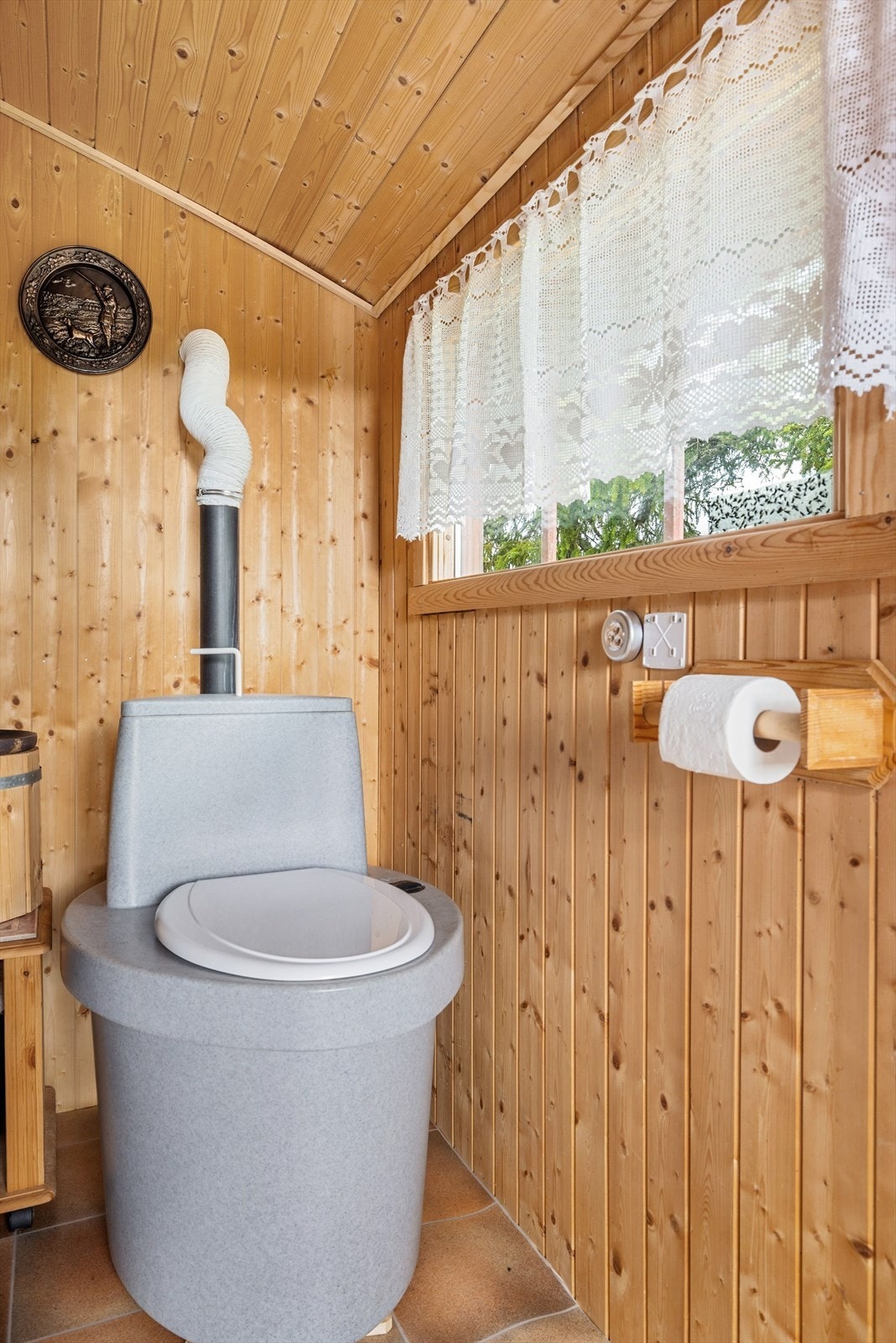 Inntilbygget bod/utedo har ny do i 2006. Galleribilde