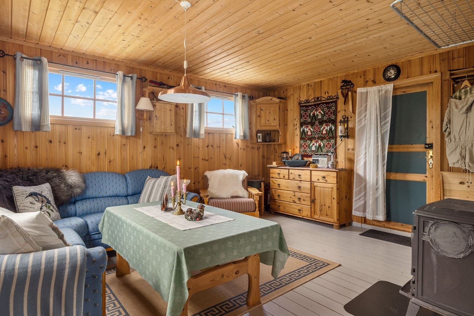 Hytta har ikke innlagt strøm. Det er solcellepanel på gavl vegg med batteri i hytta og display på vegg i kjøkken. Galleribilde