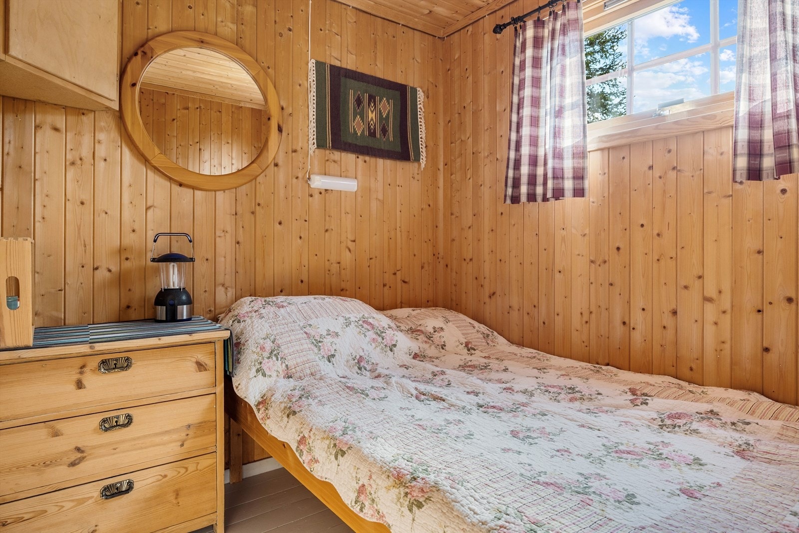 Soverom 1 er i dag innredet med en dobbeltseng og kommode for oppbevaring. Galleribilde