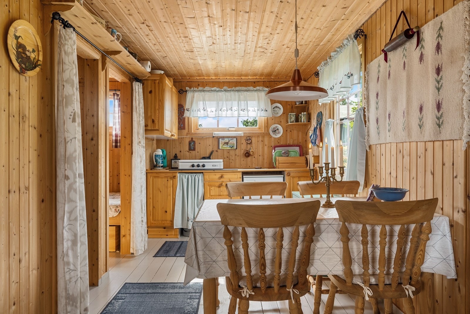 Kjøkkenet er fint plassert i andre enden av stuen, naturlig tilbaketrukket, men likevel åpent og sosialt. Galleribilde