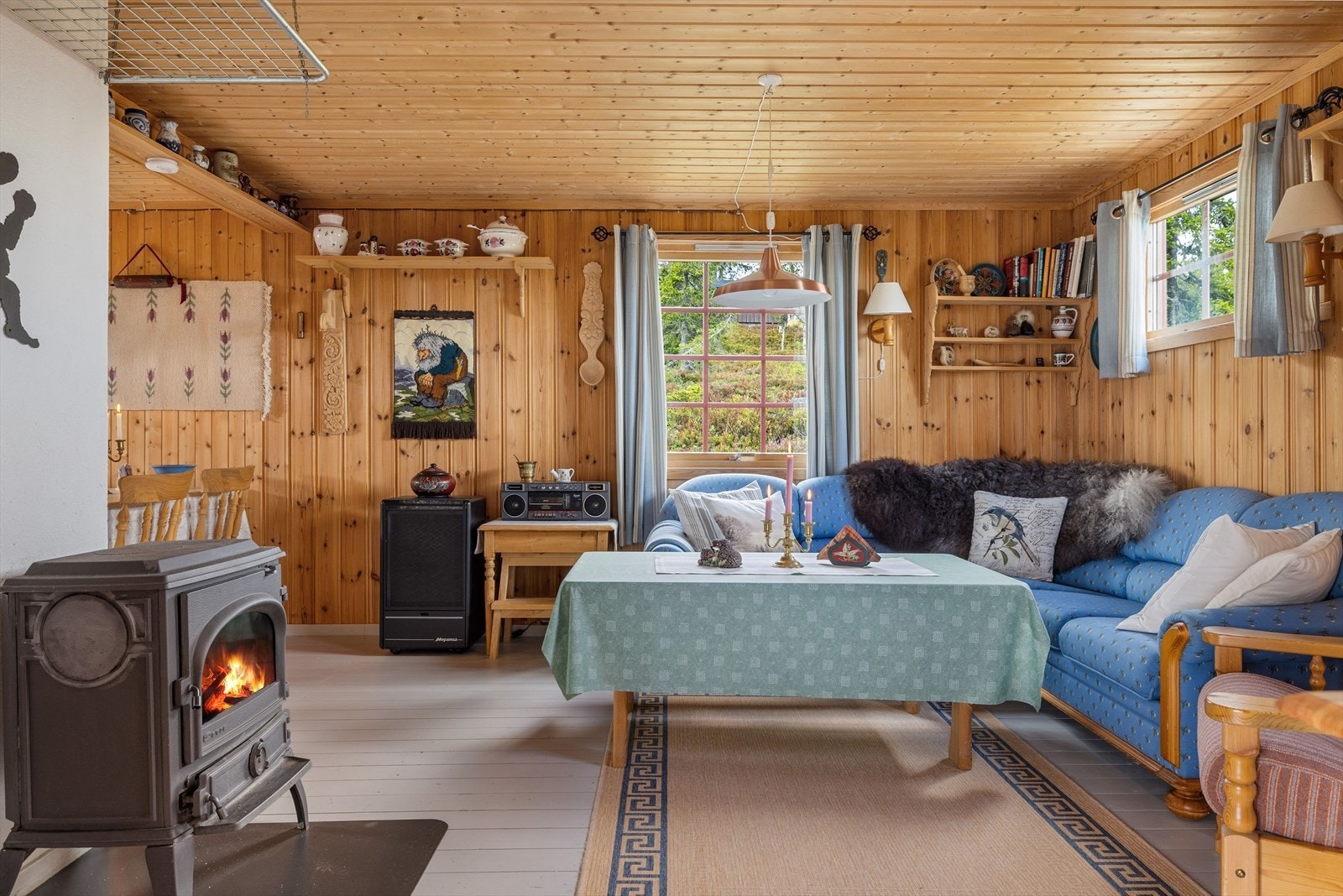 Koselig og velholdt hytte med en lun og god atmosfære. Galleribilde