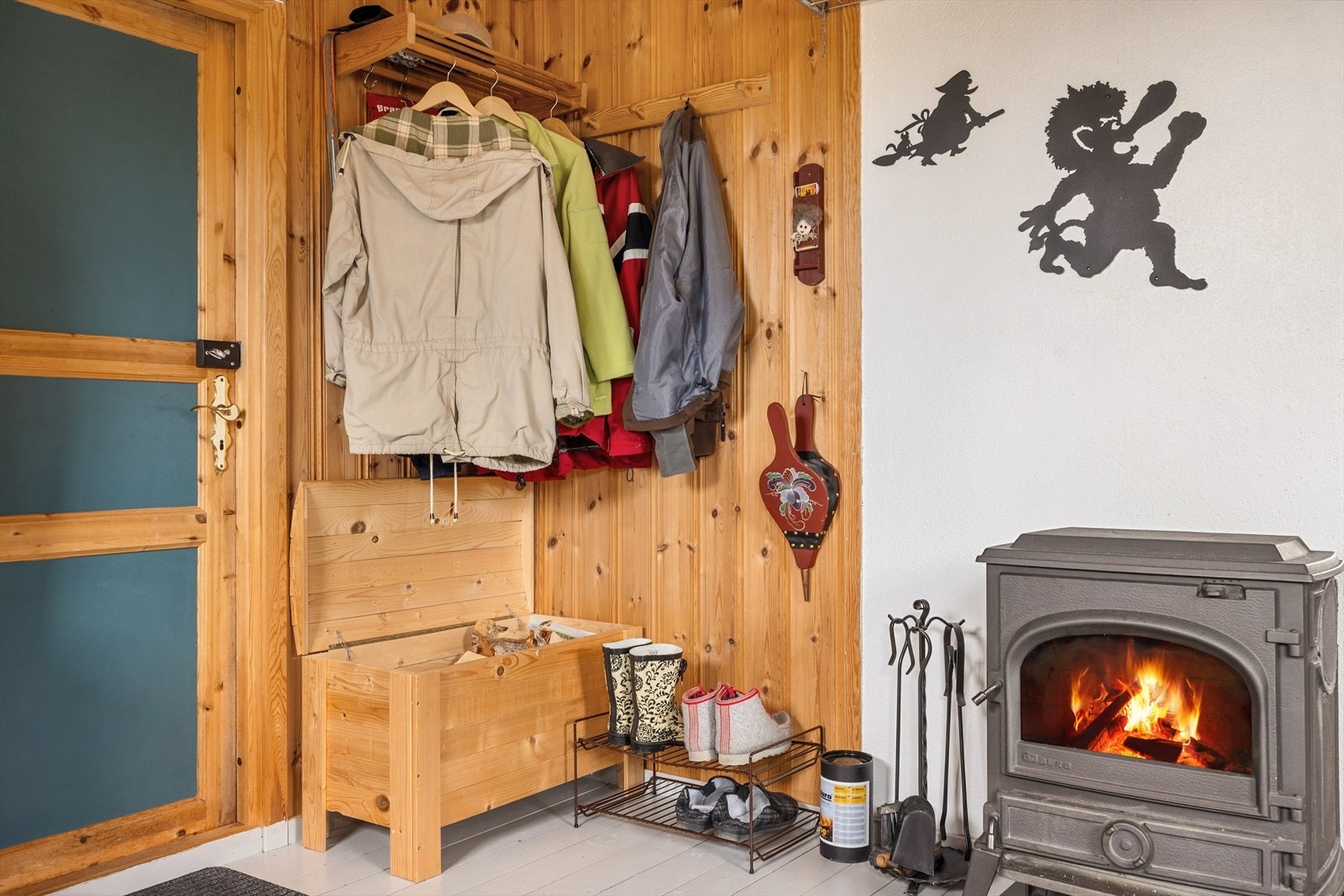 Når du entrer hytta kommer du inn i stuen. Ved inngangsdøren er det naturlig plass til sko og oppheng av yttertøy. Galleribilde