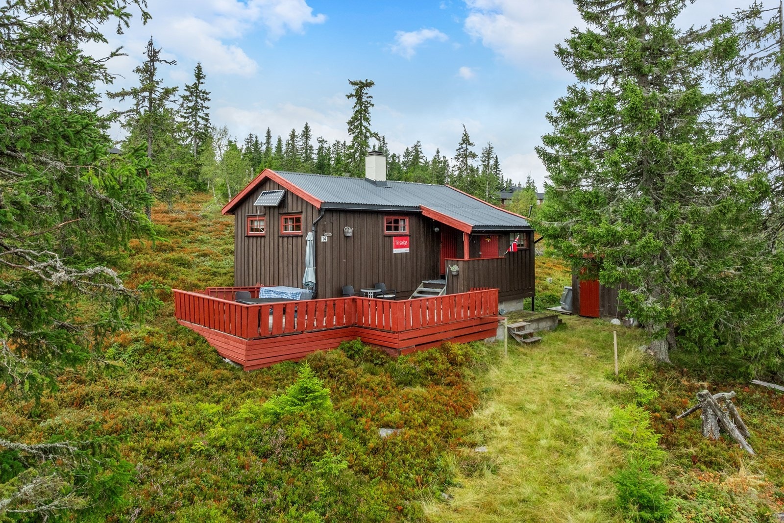 Koselig hytte fra 1992 med enkel standard uten innlagt vann eller strøm. Det er montert 12 V solcellepanel og kun ca. 100 meter til nærmeste vannpost. Ved inngangspartiet er det adkomst til inntilbygget bod/utedo. Galleribilde