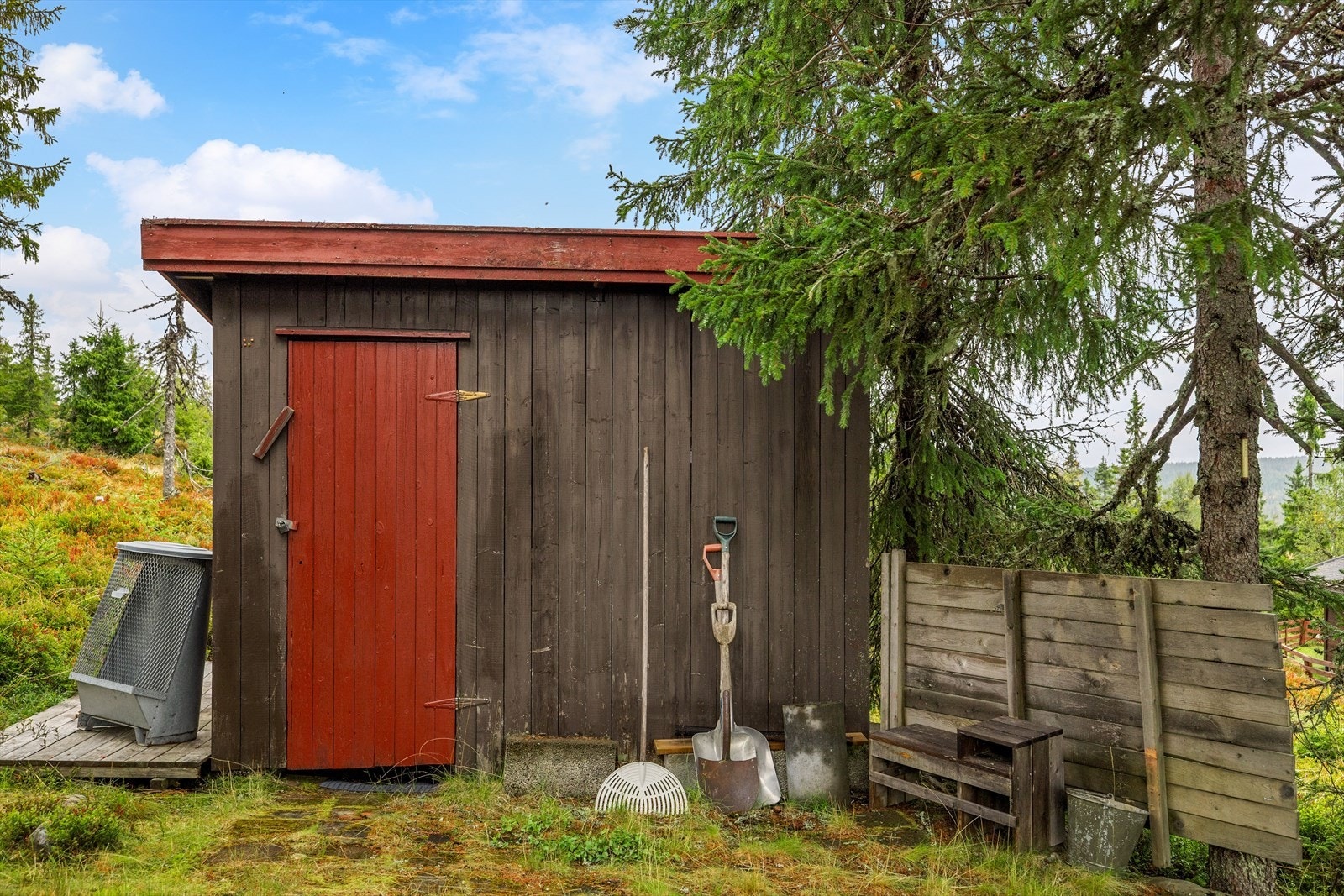 Eiendommen er også bebygd med en frittliggende vedbod på 5m². Galleribilde