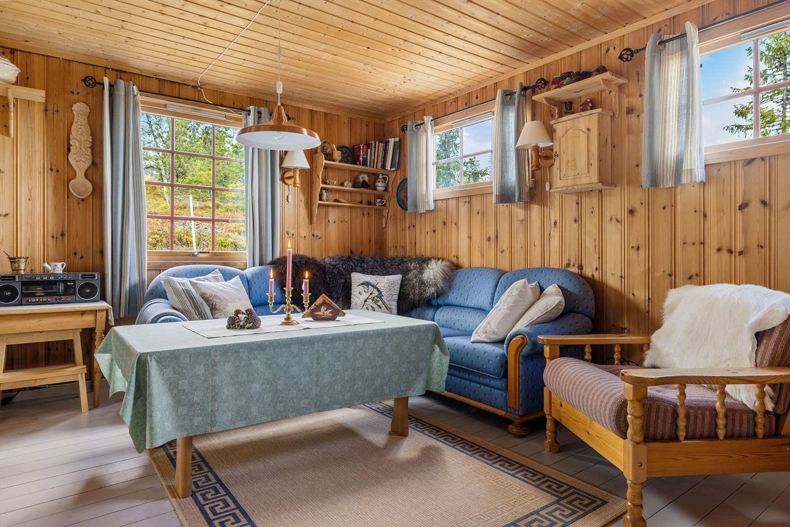 I stuen er det god plass til sittegruppe og annet ønskelig møblement. Galleribilde