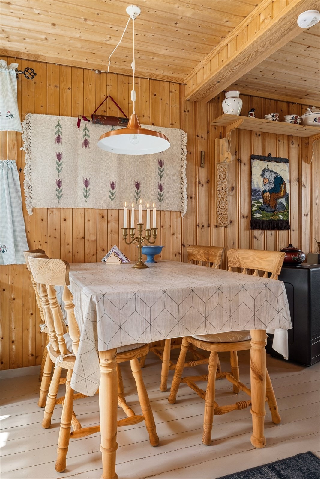 I tilknytning til kjøkkenet er det naturlig plass til et spisebord. Galleribilde