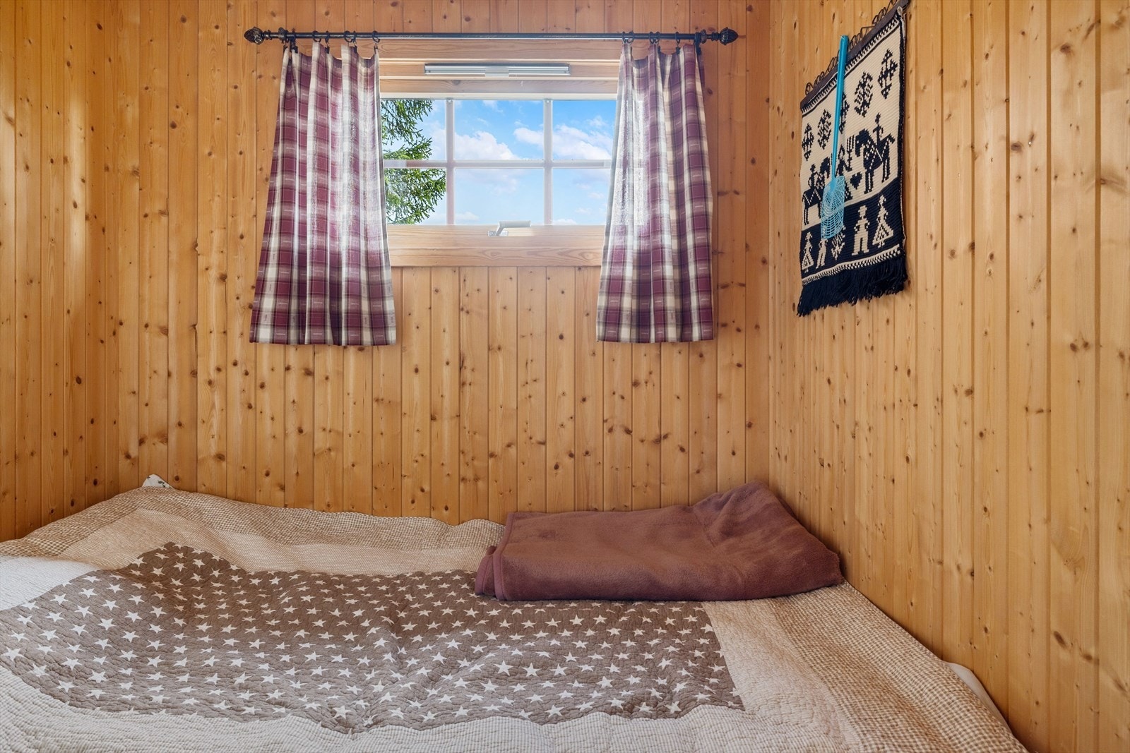 Begge soverommene har malte heltre gulv og trepanel på veggene. Galleribilde