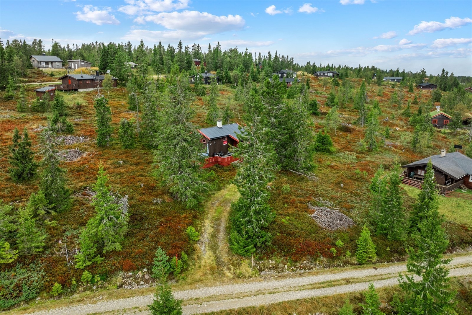 En fredelig og sjarmerende fritidseiendom beliggende i naturskjønne omgivelser ved Brumundkampen. Fra hytteveggen er det kun ca. 54 meter til nærmeste langrennsløype på vinterstid. Galleribilde