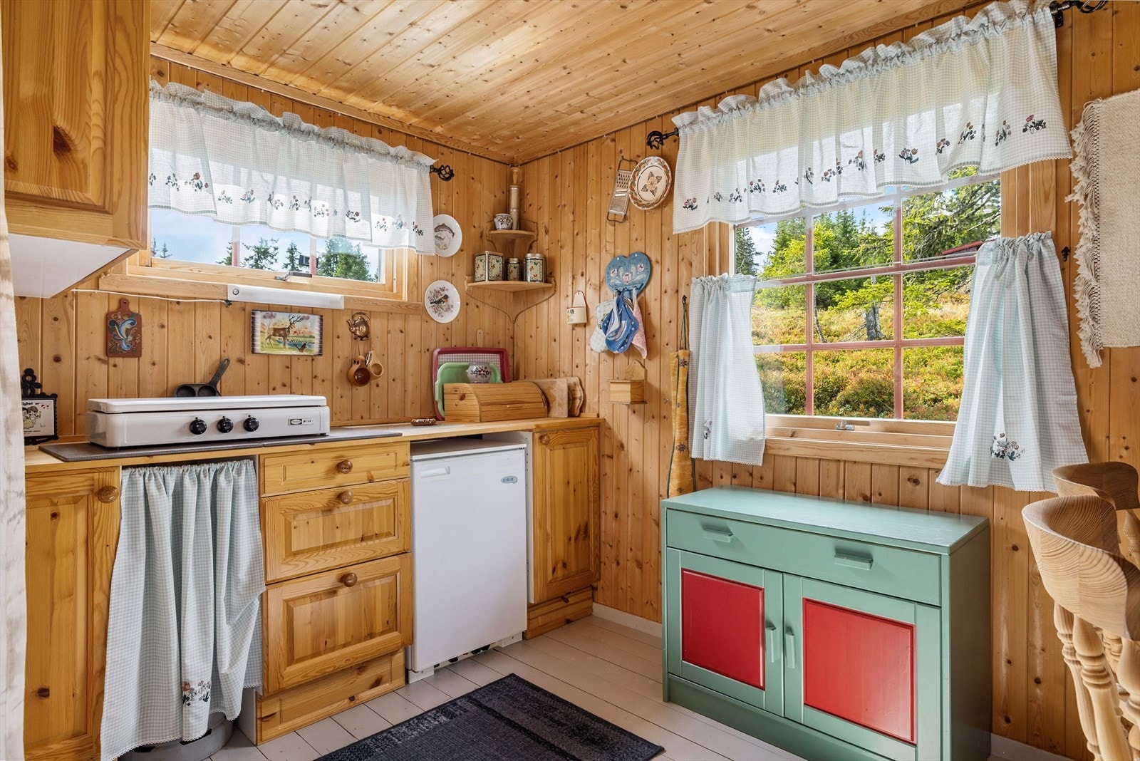 Flere fine vindusflater sørger for rikelig med naturlig lys. Galleribilde