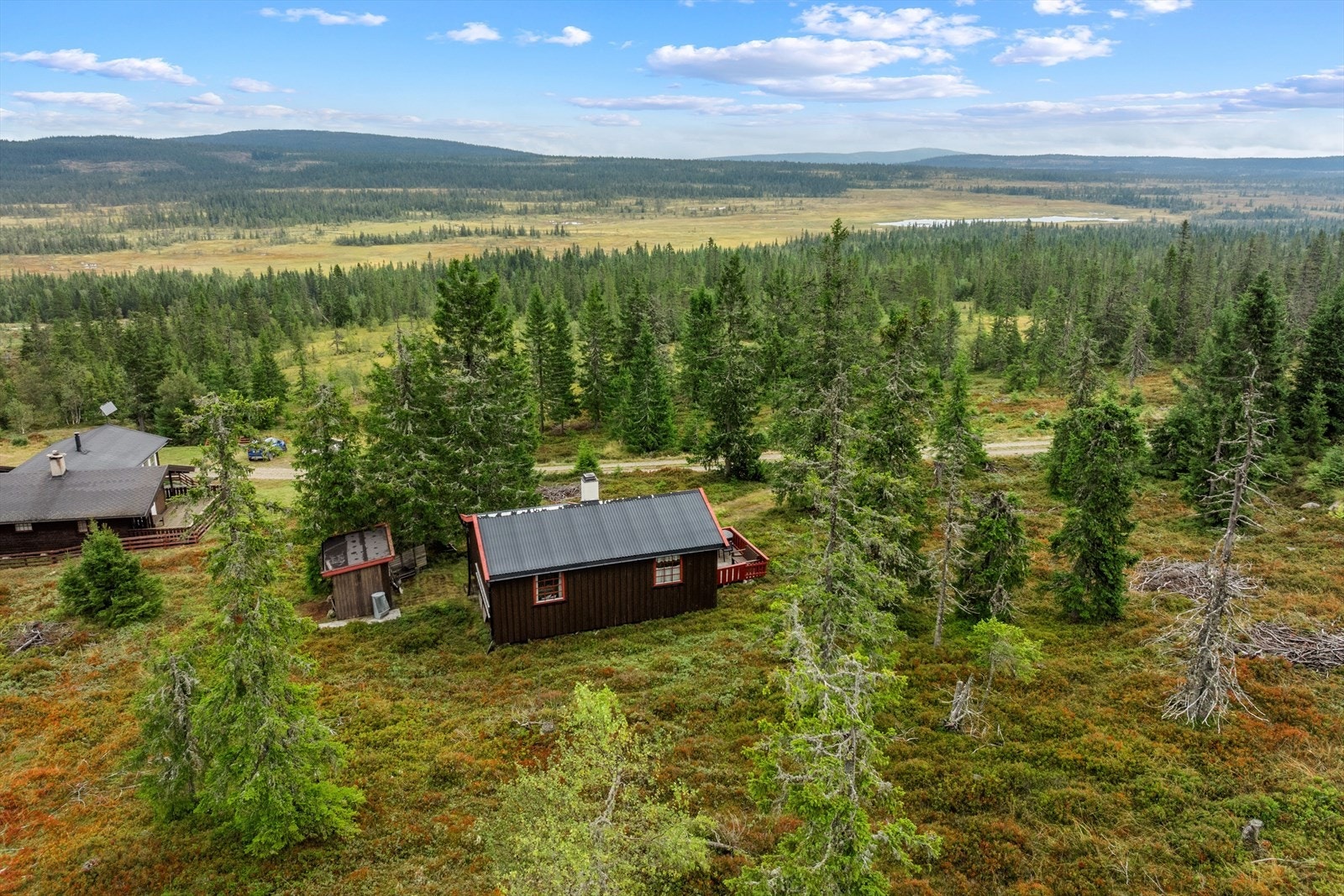 Eiendommen ligger i et populært hytteområde med nærhet til fantastiske friluftsmuligheter året rundt. Fra hytteveggen er det kun ca. 54 meter til nærmeste langrennsløype på vinterstid. Sommerstid kan du nyte gode turmuligheter til fots eller på sykkel. Galleribilde