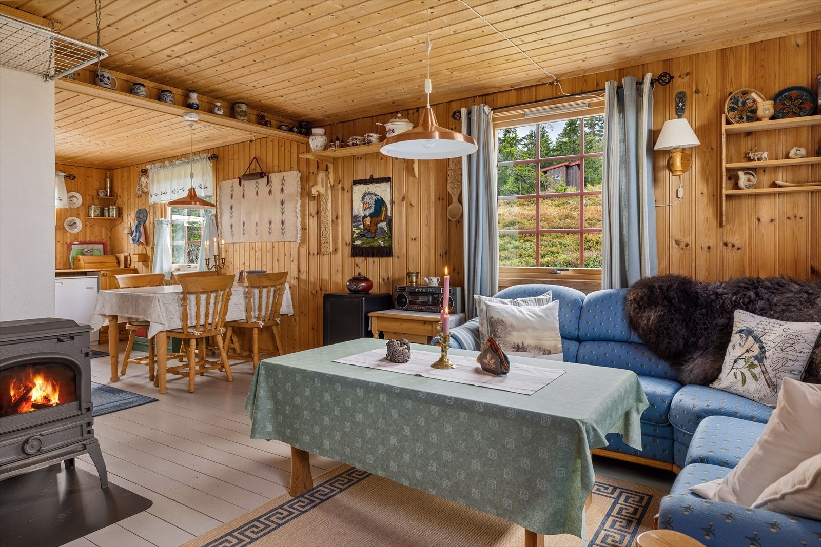 I stuen er det en koselig peisovn som både gir god varme og bidrar til ekstra hygge. Galleribilde