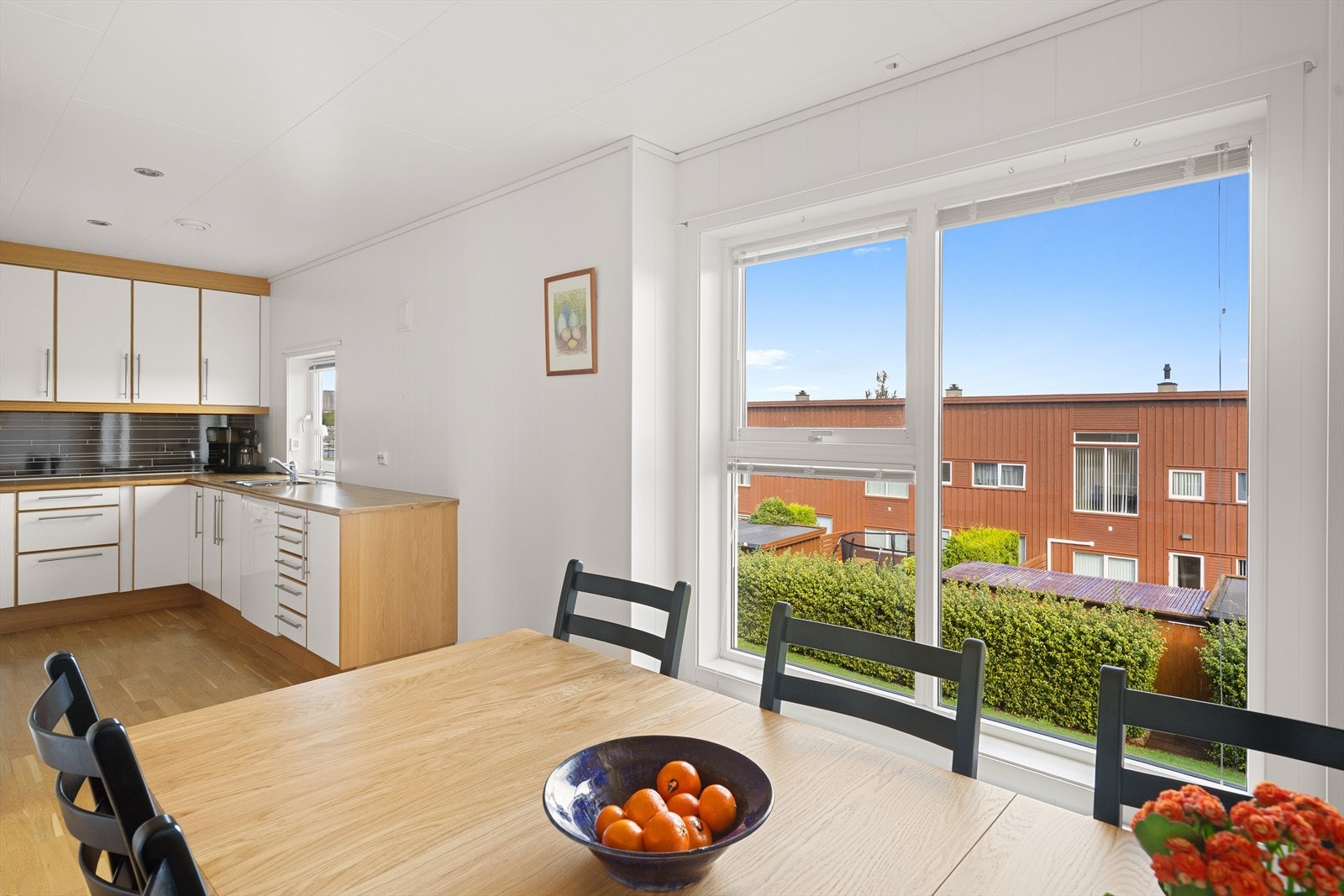 Kjøkken med god plass til spisebord. Galleribilde