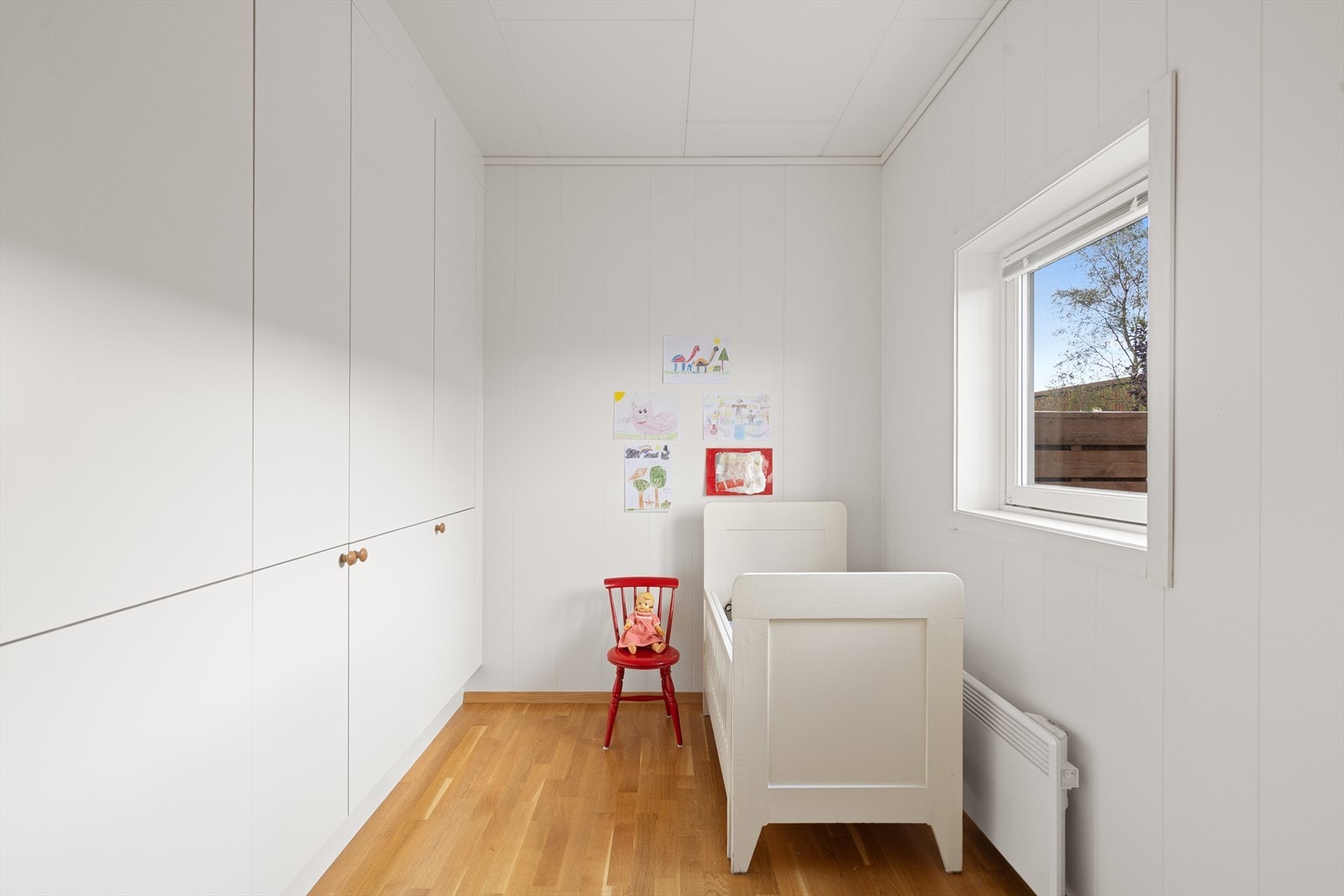 Soverom med god skapplass Galleribilde