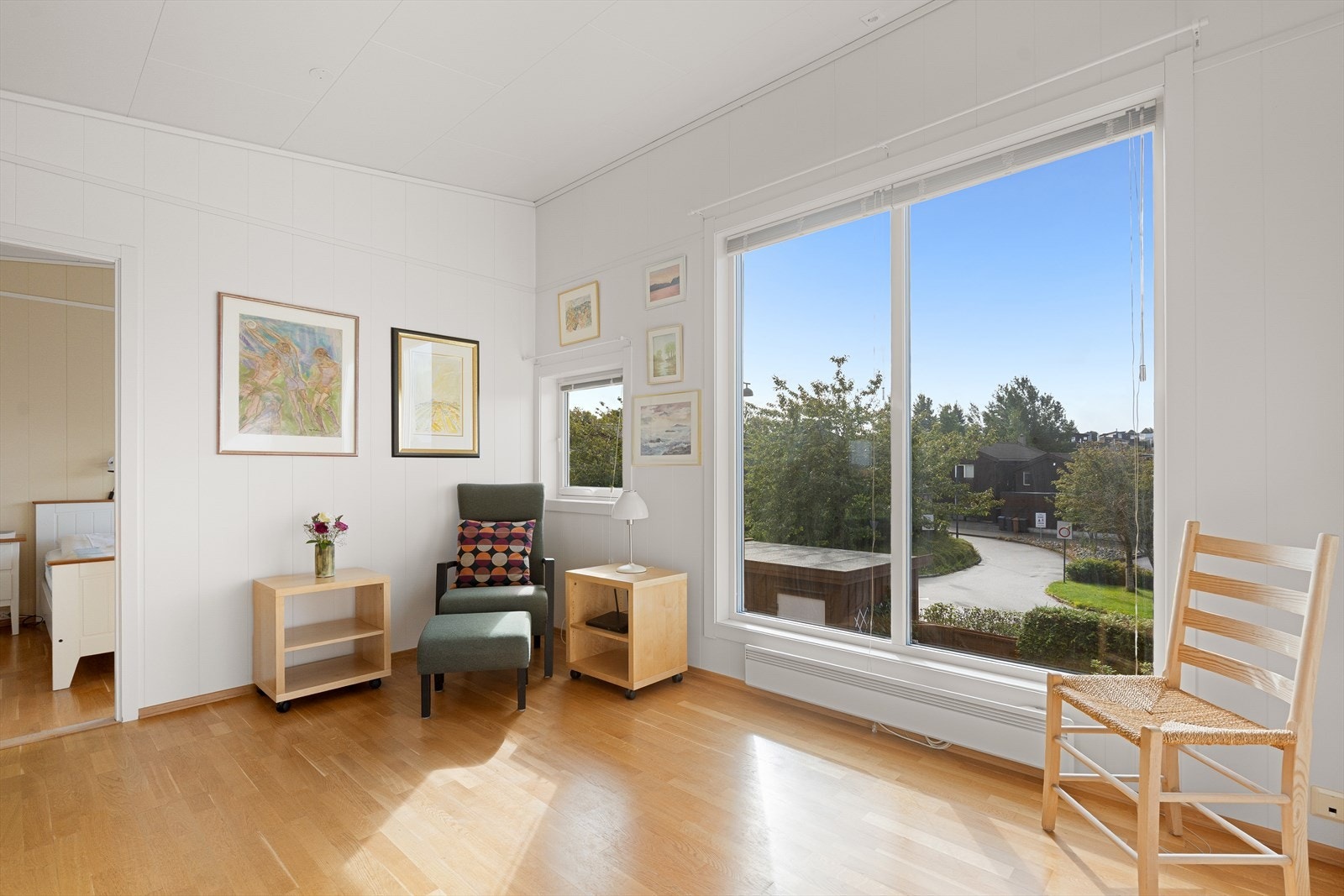 Loftstue med store vindusflater Galleribilde