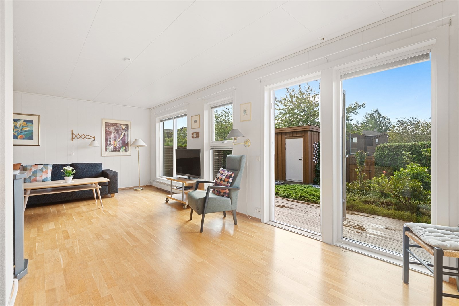 Romslig stue med utgang til solrik terrasse og hage Galleribilde