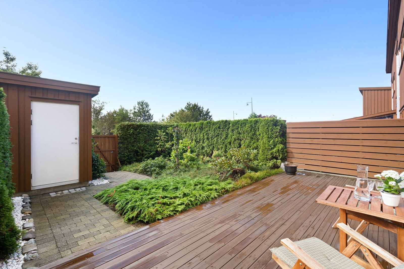 Solrik terrasse og hage - utvendig bod Galleribilde