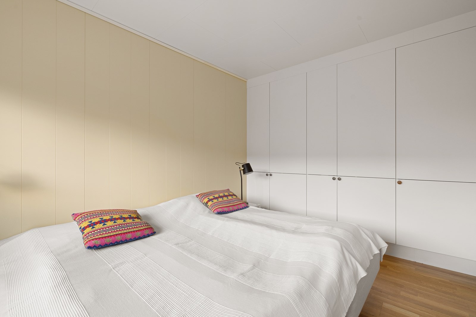 Soverom med meget god skapplass Galleribilde