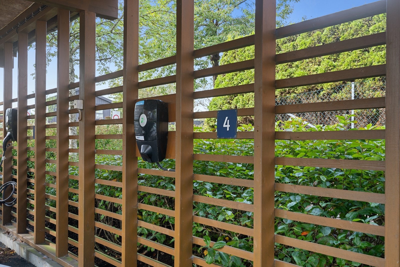 Carport med elbillader Galleribilde