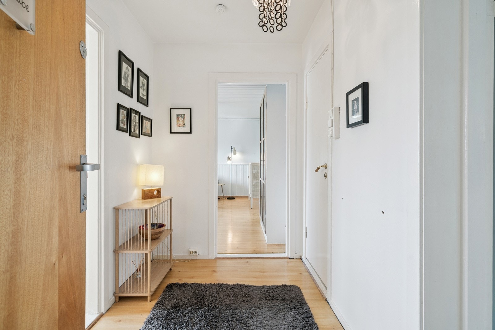 Entreén har god plass til garderobe. Galleribilde