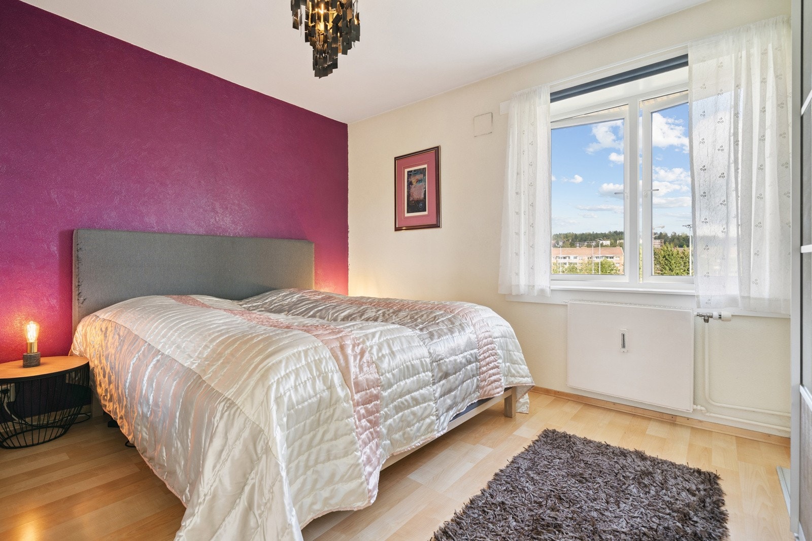 Hovedsoverommet er romslig med god plass til dobbelseng og tilhørende møblement. Galleribilde