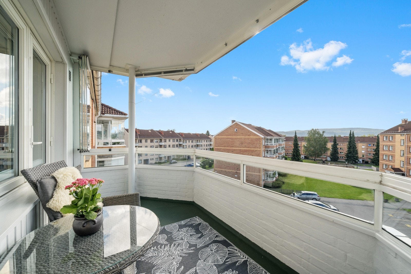 Ca 7 kvm overbygget, skjermet og innglasset balkong. Utebelysning. Her kan du lage din egen koselige oase og nyte både solrike dager og lune kvelder. Galleribilde