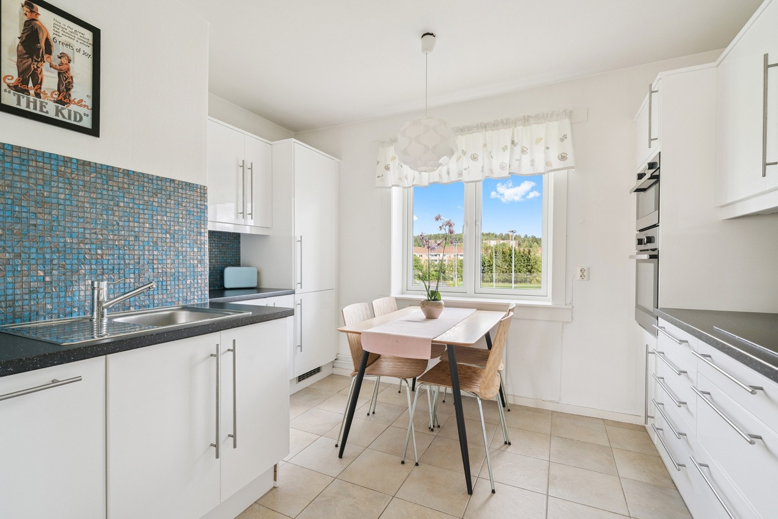 Godt planlagt Ikea kjøkkeninnredning fra 2013 med mye skap-og benkeplass. Galleribilde