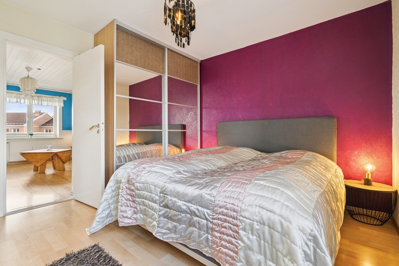 Takhøye garderobeskap med speil i front. Galleribilde