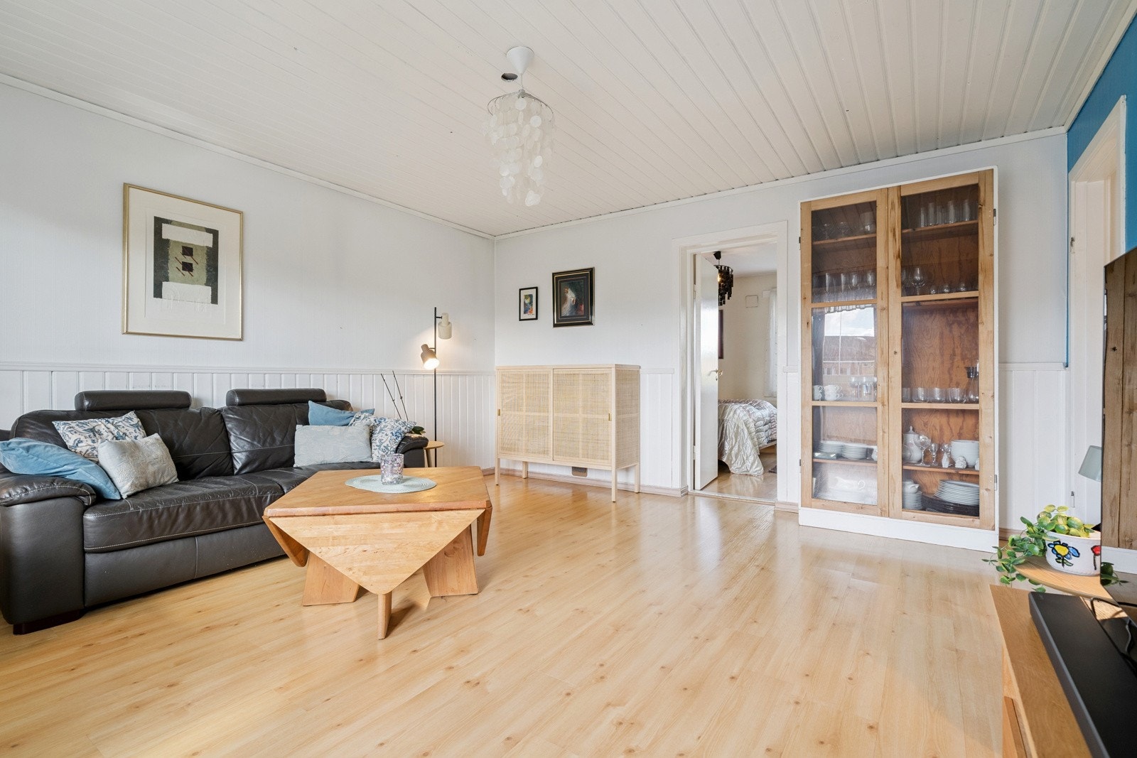 Stue. Montert persienner fra Markisemannen. Galleribilde