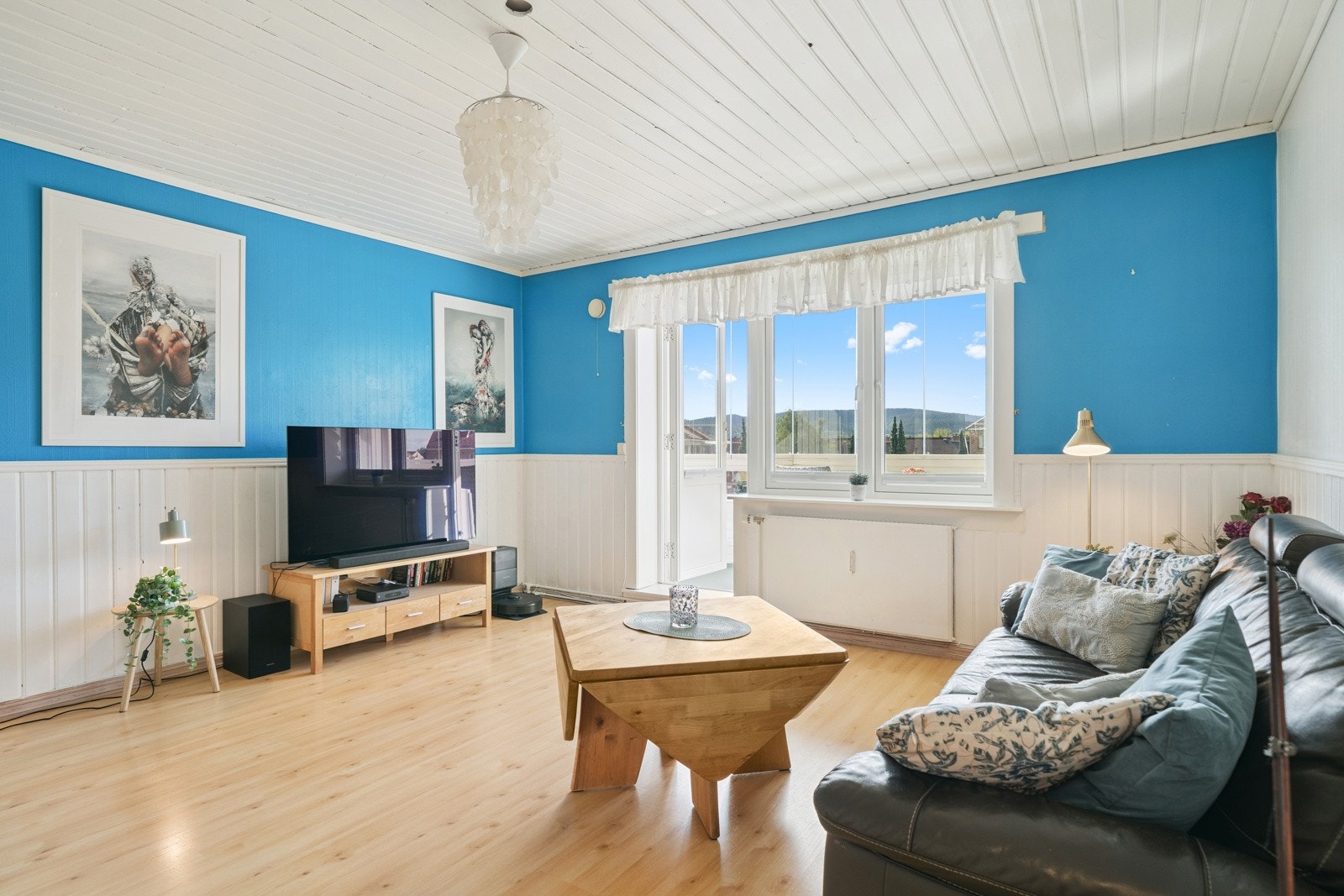 Stuen er romslig og lett å møblere, her kan du ha både salong og spisestue om du ønsker. Galleribilde