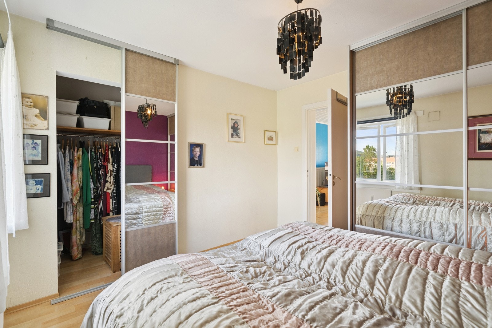 Et eget walk-in rom fra hovedsoverommet med plassbygde hyller. Galleribilde