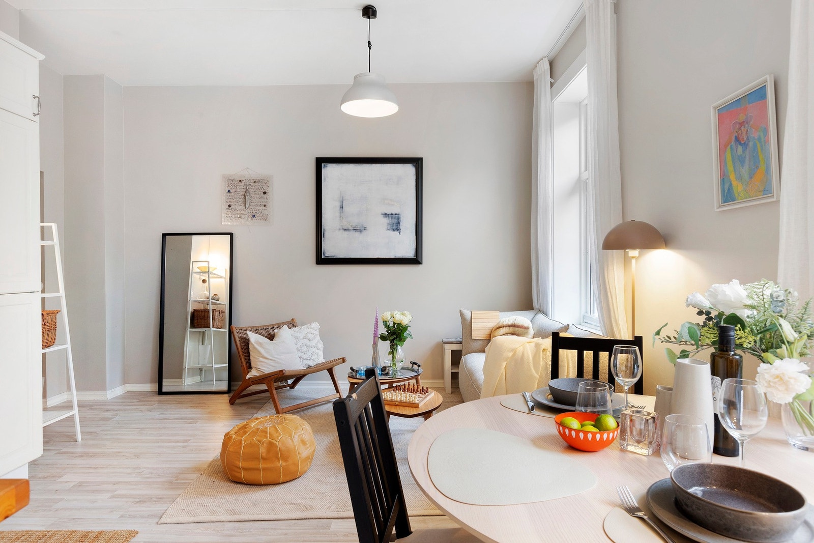 Stuen nyter også av god takhøyde Galleribilde