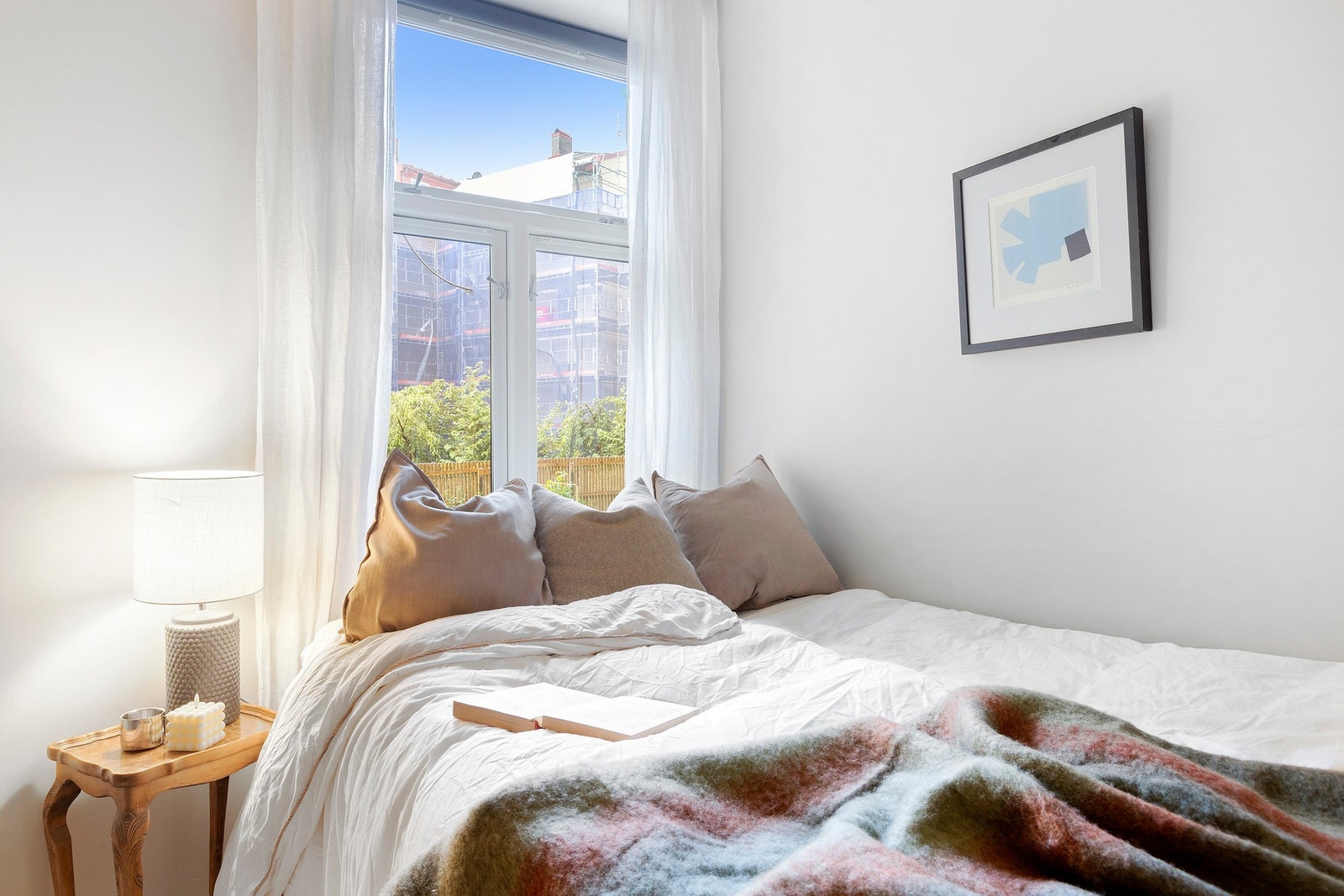 Her også plass til dobbeltseng og nattbord Galleribilde