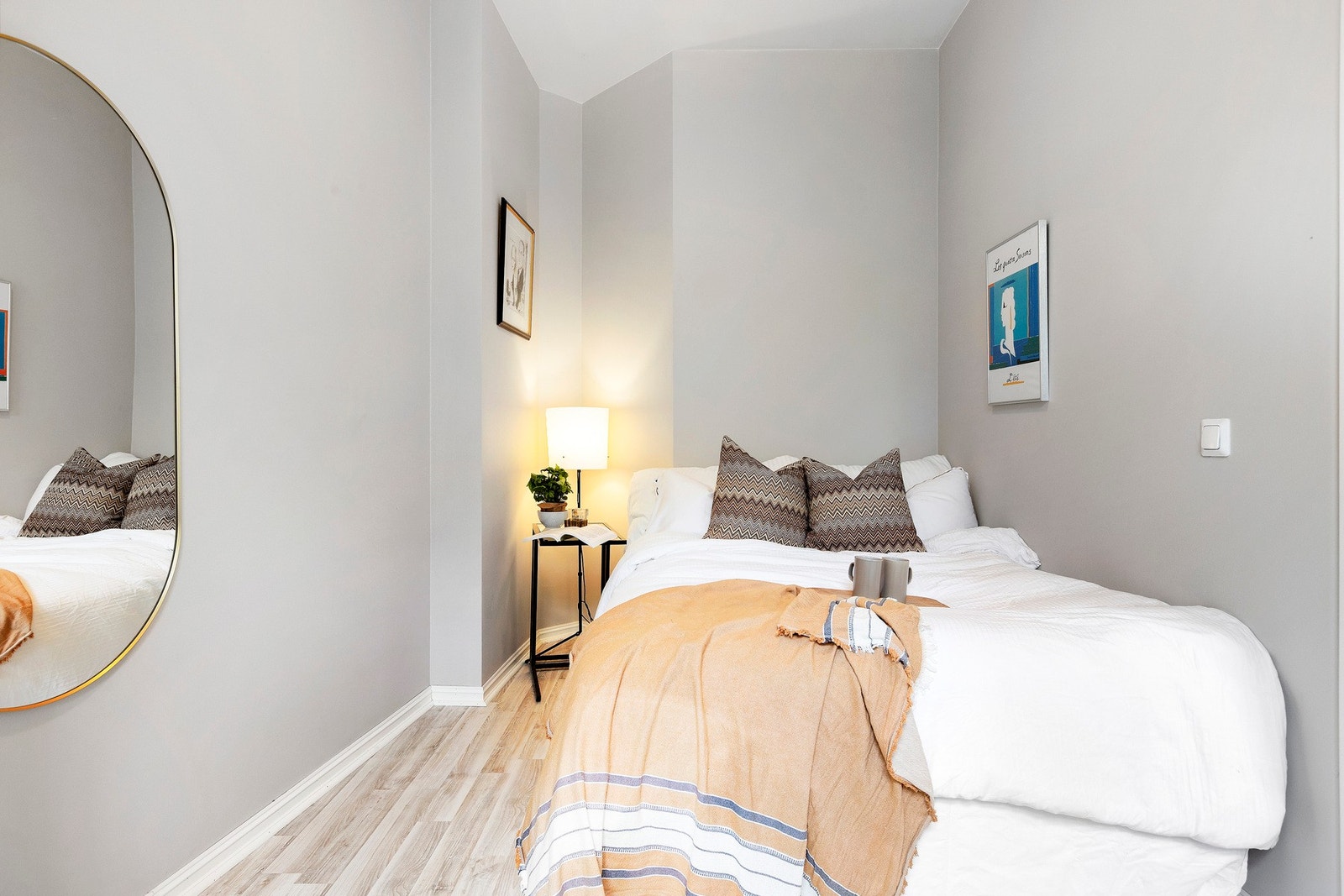 Plass til dobbeltseng og nattbord Galleribilde