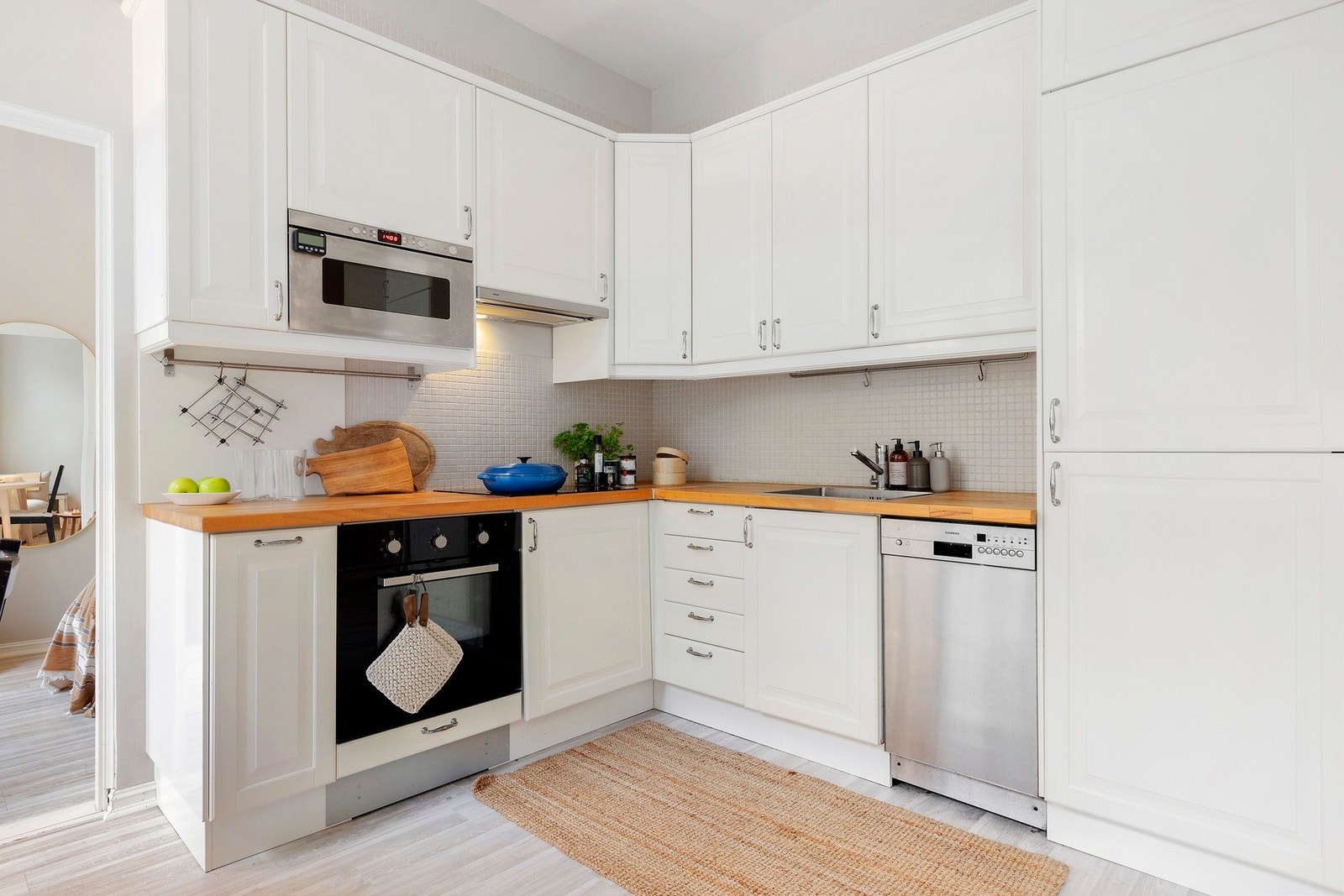 Delikat kjøkken, godt med skap- og benkeplass Galleribilde