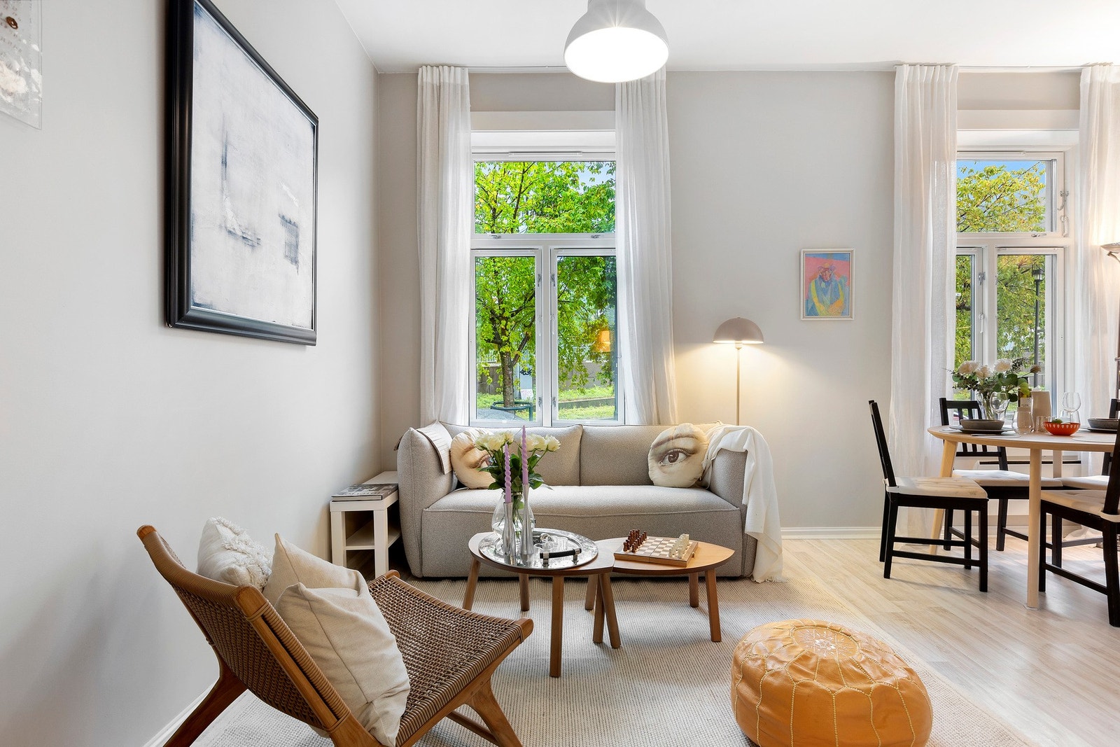 Stuen er åpen og har godt med lysinnslipp fra de store vinduene Galleribilde