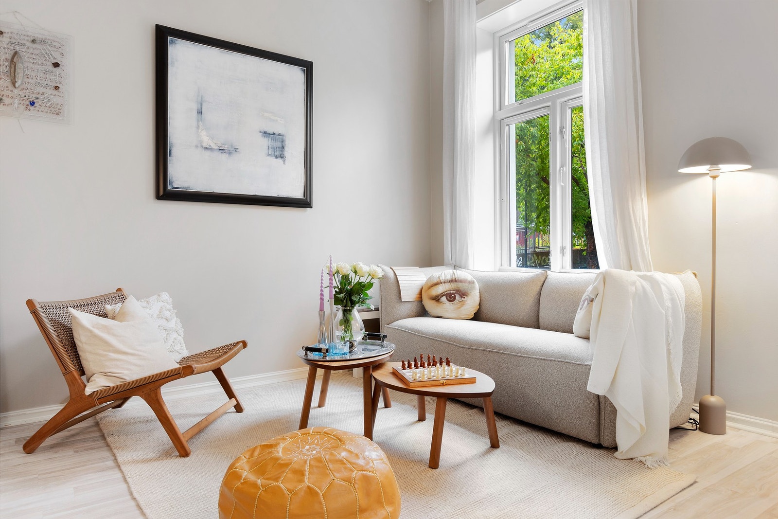 Leiligheten fremstår sjarmerende og lys med store klassiske vinduer Galleribilde