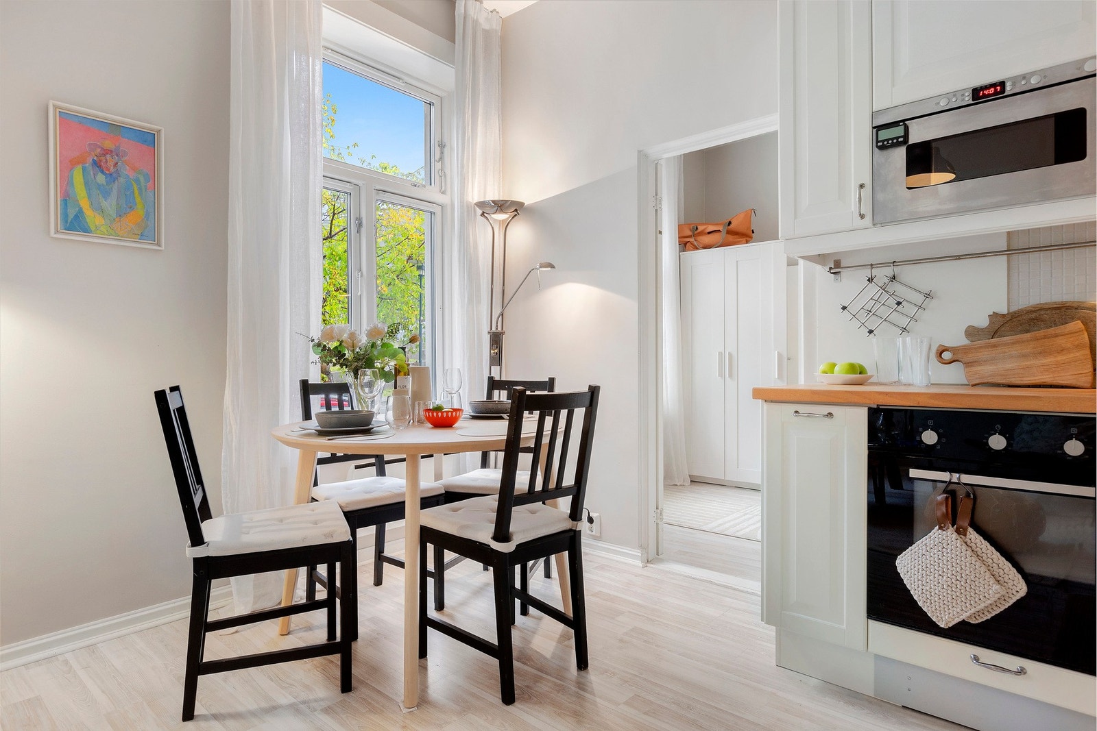 Fra stue/kjøkken er det tilgang til 1 av 2 soverom Galleribilde