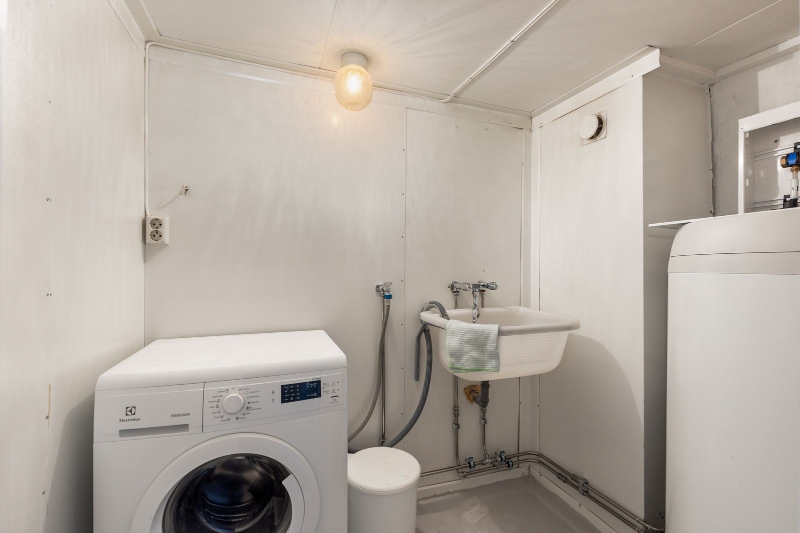 Vaskerom i kjeller med nytt fordelerskap med nye rør i 2024. Galleribilde