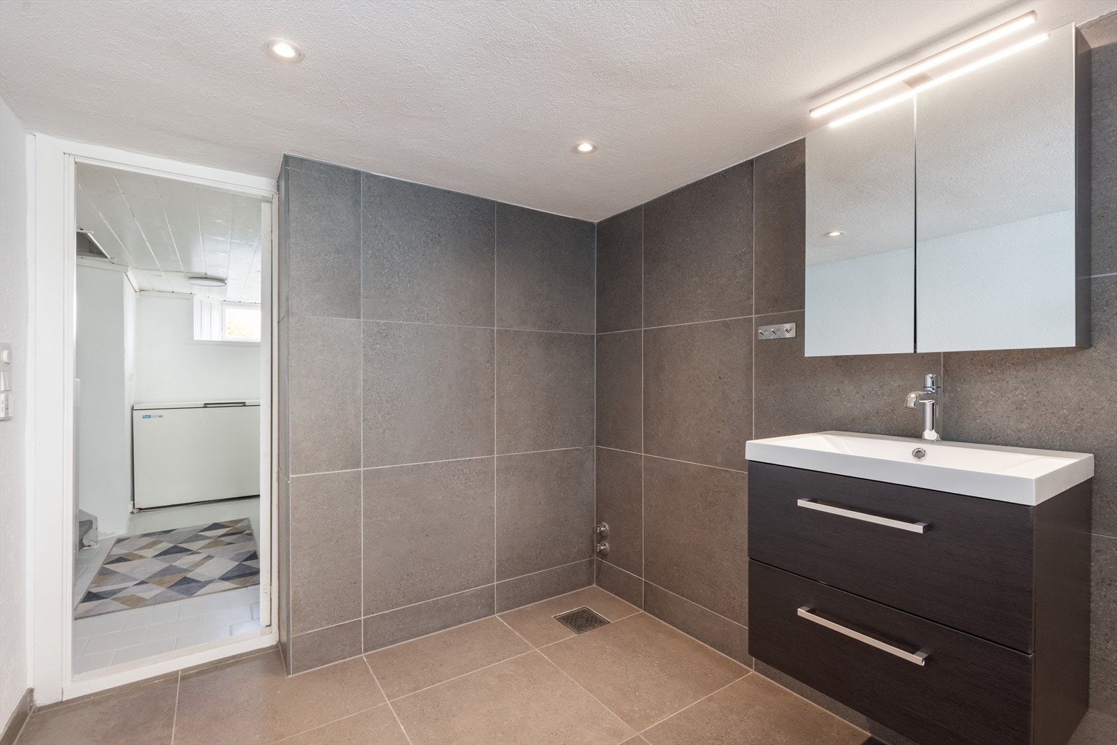 Pent flislagt bad i kjeller. Det er ikke dokumentasjon på badet. Selger opplyser at badet er renovert ved egeninnsats. Galleribilde