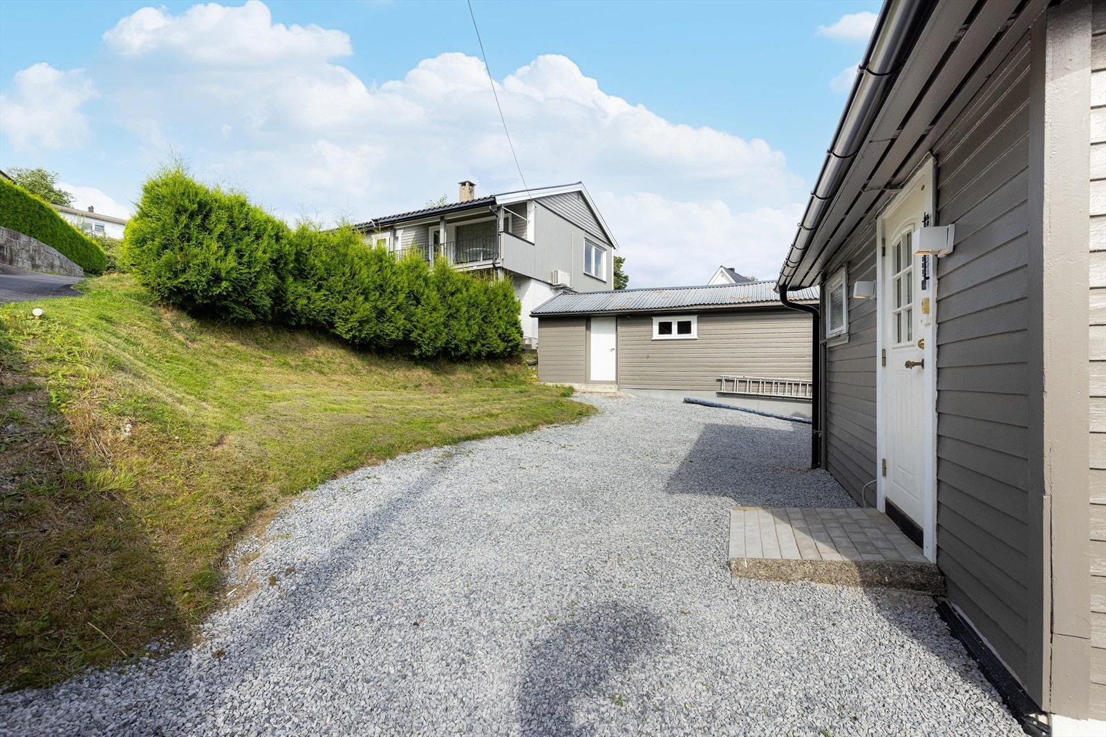 Boligen har en fin beliggenhet på Strømdal med gangavstand til Myren med blant annet Kiwi, plantasjen, Mathuset og andre servicetilbud. Galleribilde