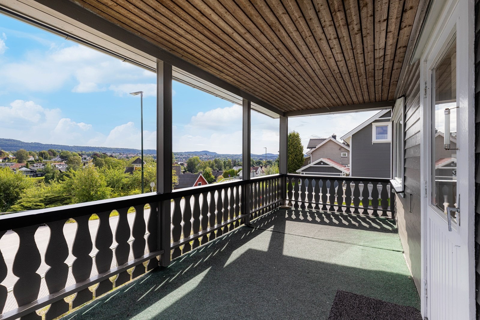 Fra stue er det dør ut til veranda med god plass til utemøblement. Galleribilde