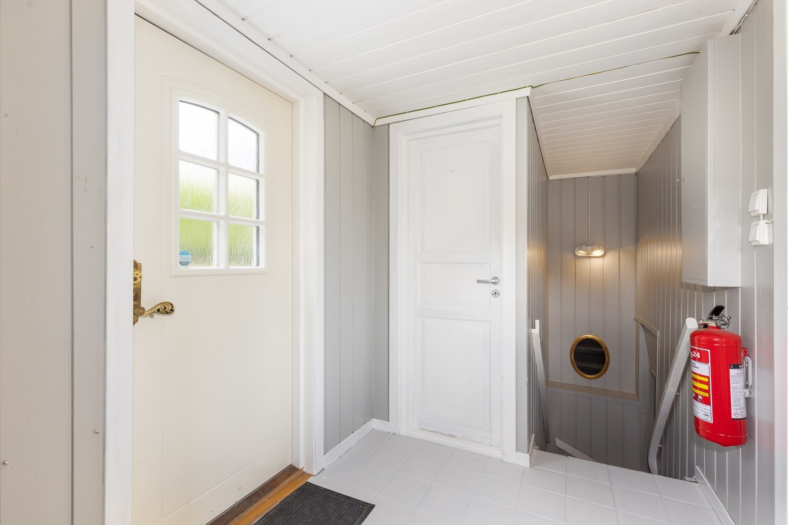 Lys og hyggelig entré med fin plass til å henge fra seg yttertøy. Fra entré er det trapp ned til boligens kjeller. Galleribilde