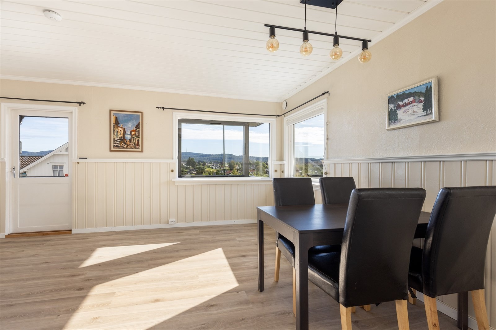 Fra stuen er det dør ut til hyggelig over overbygget veranda. Galleribilde