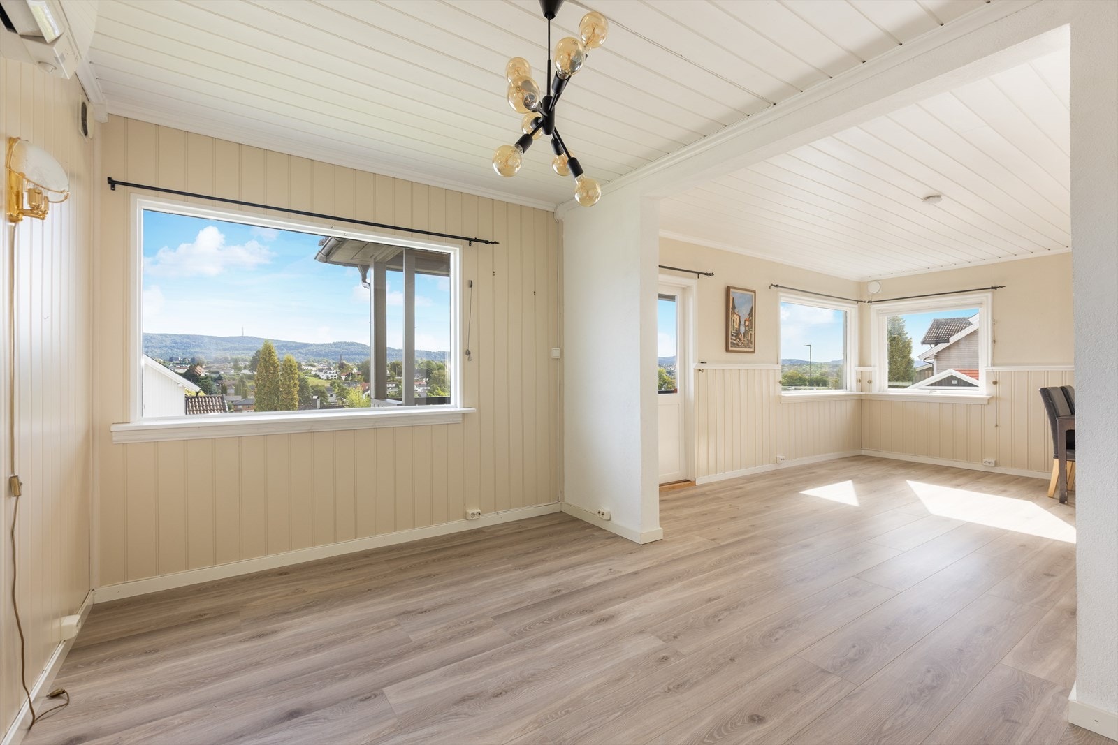 I stuen er det varmepumpe fra 2014 og vedovn. Vedovnen gir lun og god varme på kalde dager. Store vindusflater som viser den nydelige utsikten. Galleribilde