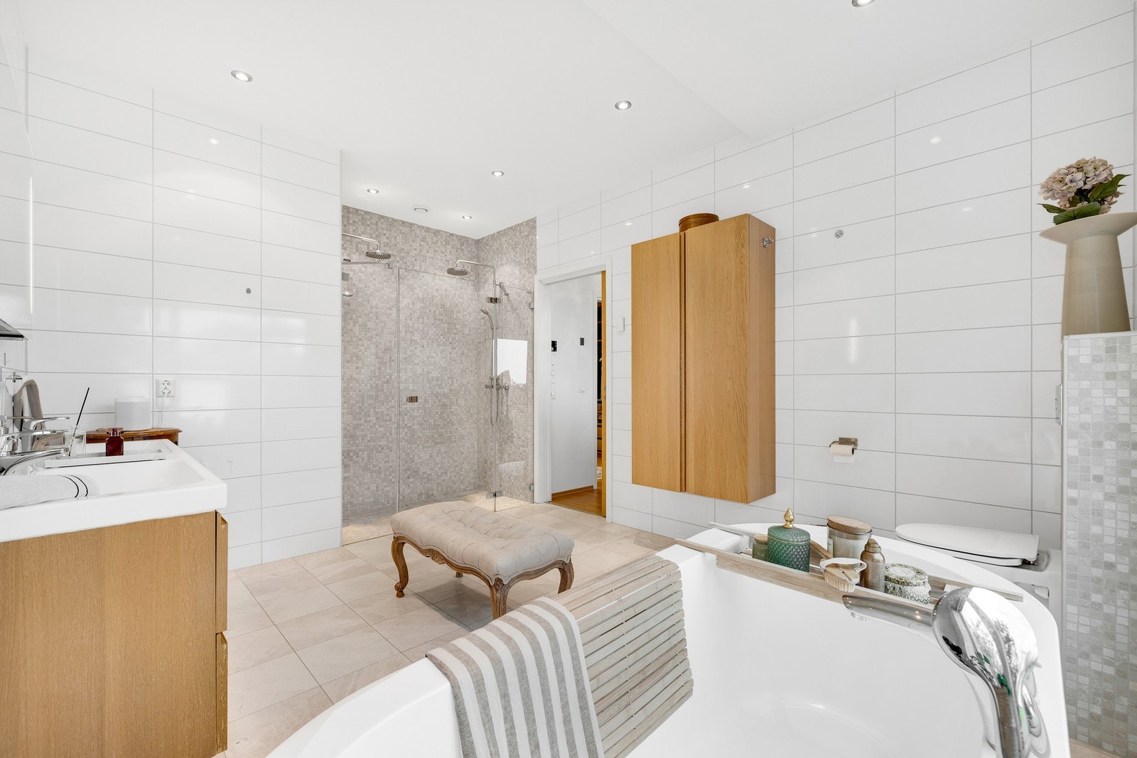 Dobbel servant og vegghengt toalett, samt godt med oppbevaring i vegghengt skap. Galleribilde