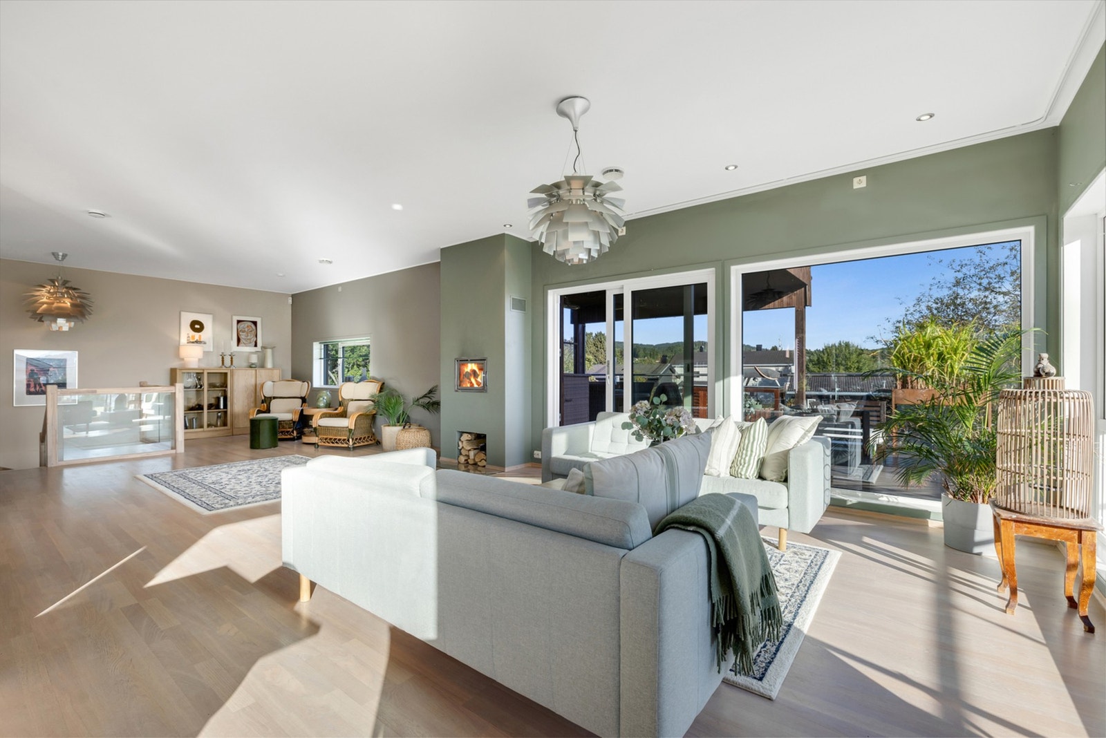 Den romslige stuen kan enkelt møbleres i flere ulike soner. Galleribilde