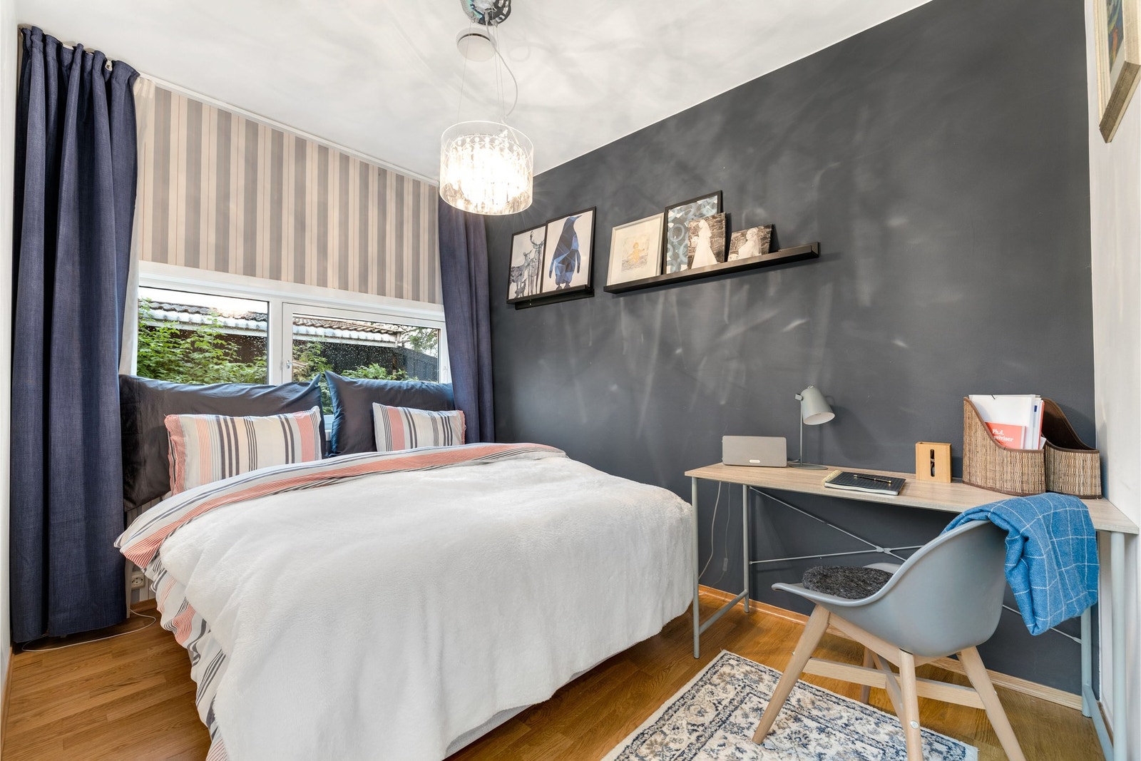 Soverom på 8,8 kvm. Alle soverommene har vannbåren gulvvarme og parkett - komfort hele året. Galleribilde