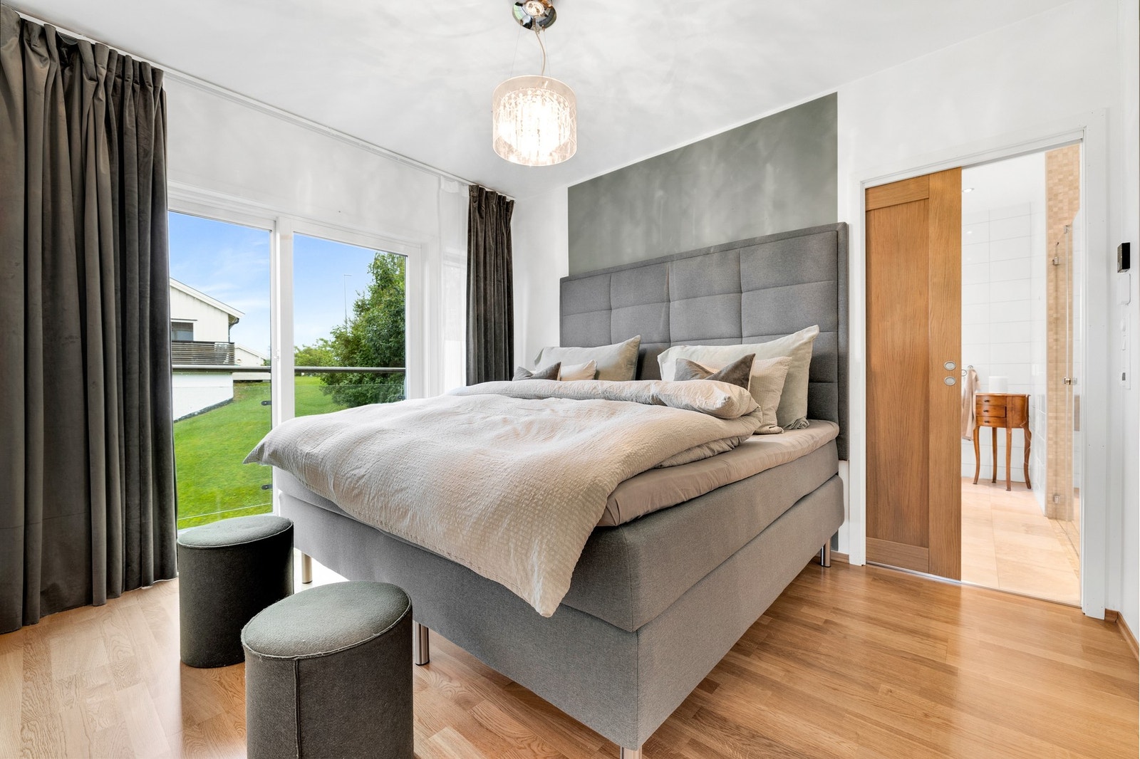 Hovedsoverom på 11 kvm med skyvedør til fransk balkong - perfekt for lufting av sengetøy. Vannbåren gulvvarme og parkett gir både komfort og stil. Galleribilde