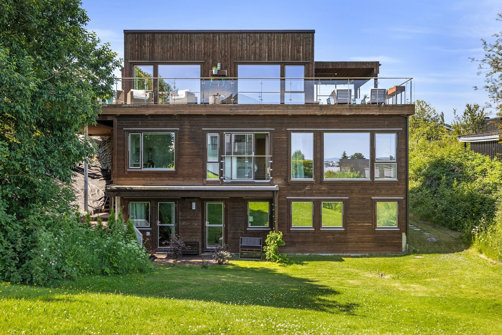 En stor og eksklusiv enebolig på hele 354 kvm med utleiedel i sokkeletasje. Galleribilde