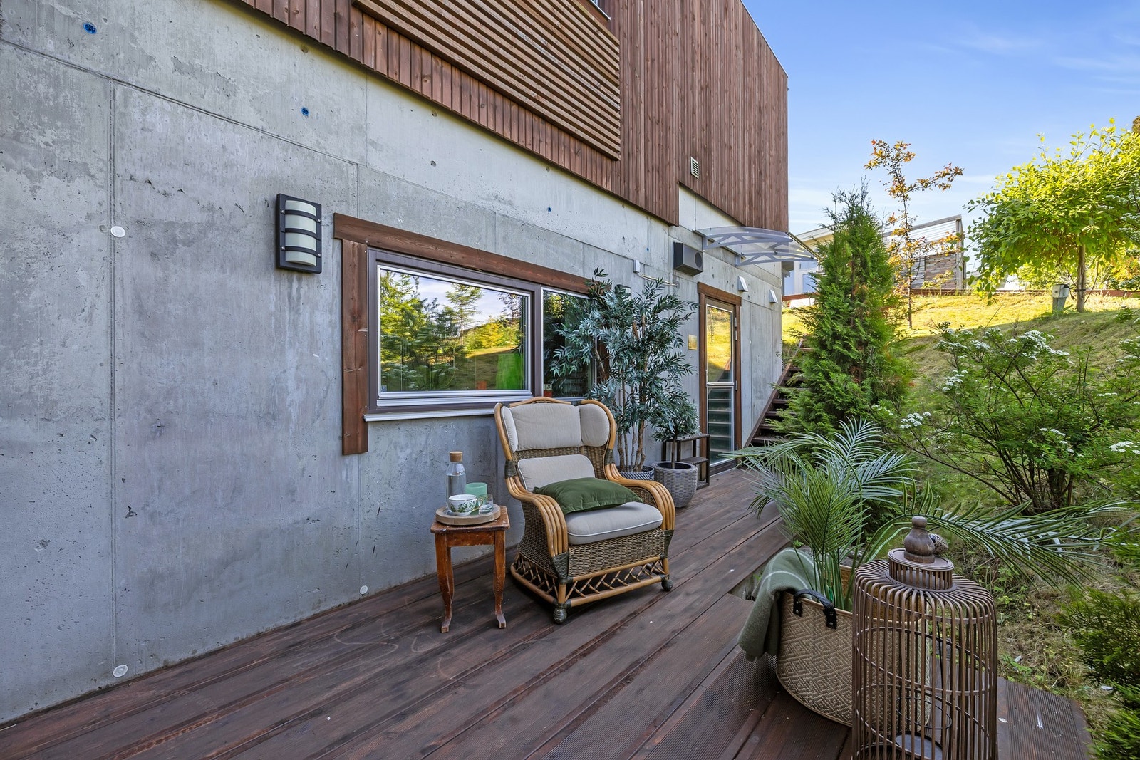 Fra den private uteplassen er det direkte inngang til både ungdomsavdelingen og soverommene i underetasjen - en smart og fleksibel løsning som gir egen adkomst og ekstra bruksmuligheter. Galleribilde